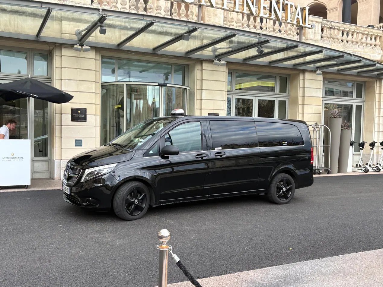 Van Mercedes Vito noir de profil devant l'InterContinental Marseille