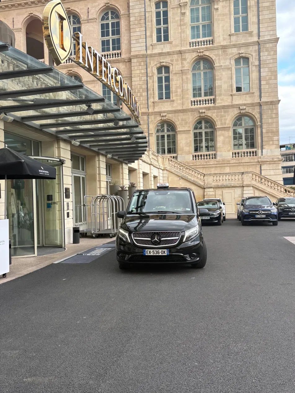 Van Mercedes Vito noir de face devant l'InterContinental Marseille