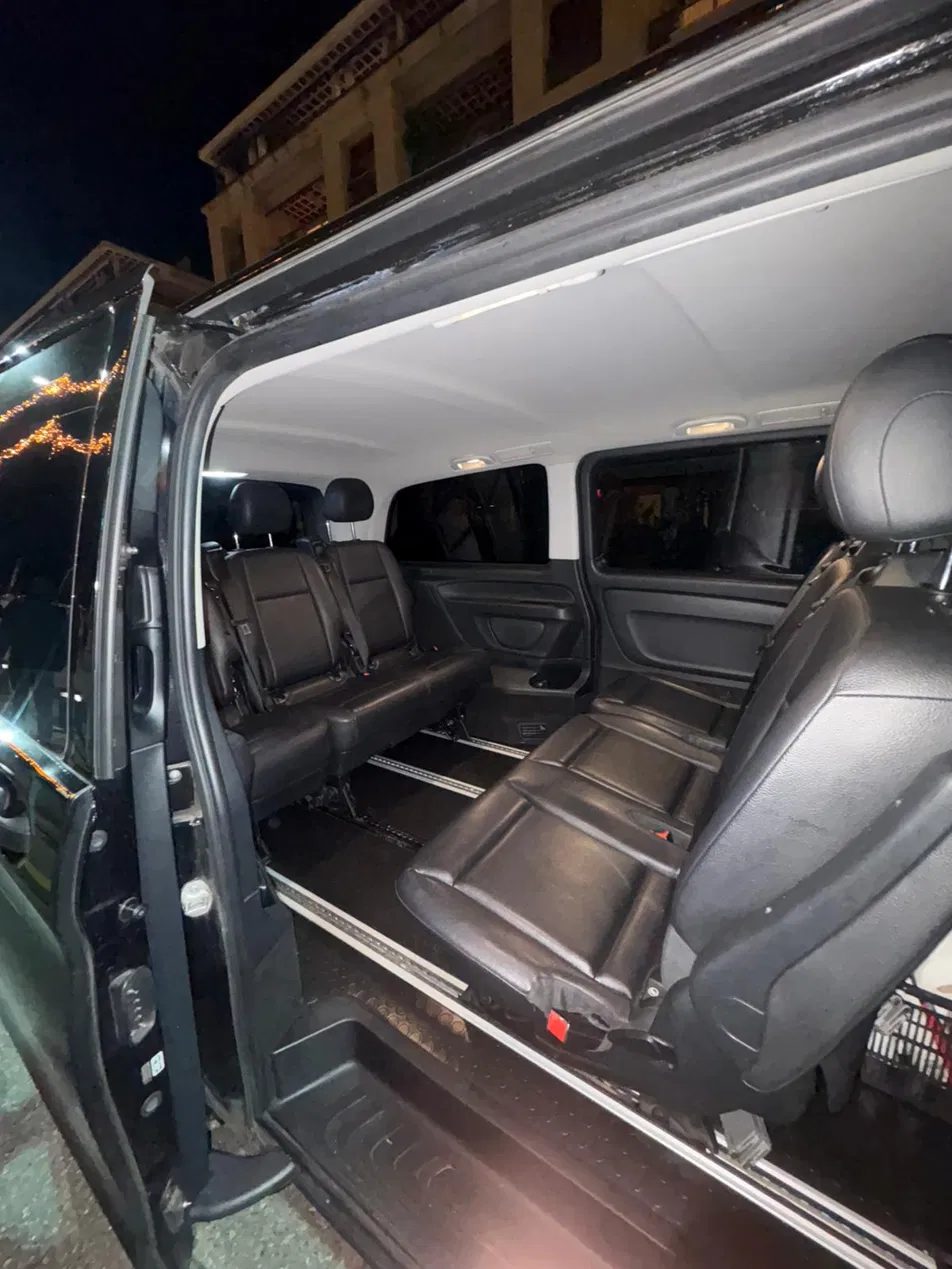 Intérieur cuir du van Mercedes, sièges 8 places